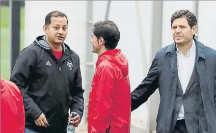  ??  ?? El presidente Anil Murthy, con el técnico Marcelino y el director general Mateu Alemany. El Valencia se tendrá que apretar el cinturón este verano