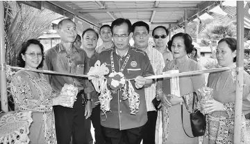  ??  ?? Jamit at SK Sungai Kapit 1 - Jamit cuts the ribbon to officially declare open SK Sungai Kapit’s PTA annual general meeting.