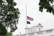  ?? SUSAN WALSH / ASSOCIATED PRESS ?? The American flag flies at half-staff at the White House in Washington on Thursday as the Biden administra­tion commemorat­es 1 million American lives lost due to COVID-19.