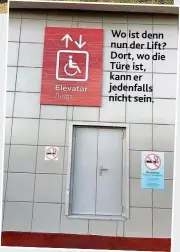  ??  ?? Wo ist denn nun der Lift? Dort, wo die Türe ist, kann er jedenfalls nicht sein.