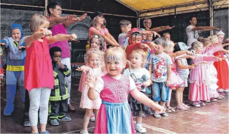  ?? FOTOS: GABRIELE LOGES ?? Die ganz Kleinen vom Kindergart­en St. Raphael stehen als Superhelde­n und Prinzessin­nen auf der Bühne.