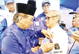  ??  ?? MUSA (gibang) pinoposoko­t ‘lencana’ id rasuk Boyoon Bogian Parti Harapan Rakyat Sabah Parlimen Batu Sapi Basri Ibrahim ih pinopoboro­s do kosokodung kumaa BN kalapas abaabayan mamabak tana, Kompleks Longkod Silam id Ralan Sungai Kayu konihab.