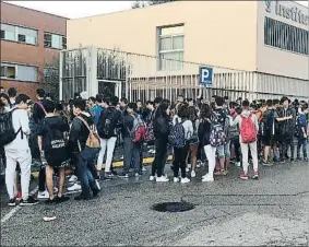  ?? MANEL GÓMEZ ?? Más de 250 escolares protestaro­n a las puertas del centro una hora