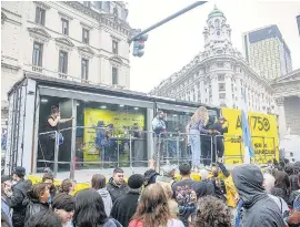  ?? ?? El móvil de la AM 750 convocó a la gente frente al Cabildo.