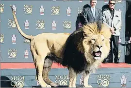  ?? MICHAEL TRAN / GETTY ?? La icònica firma va celebrar el 90è aniversari amb un lleó real