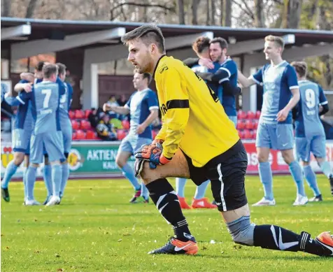  ??  ?? Aindlings Torhüter Florian Peischl ist beim Rückstand in Kaufbeuren machtlos. Während die Allgäuer jubeln, blickt der Keeper in die andere Richtung. Am Ende heißt es 1:1, und das, obwohl der TSV über 60 Minuten in Überzahl agiert.