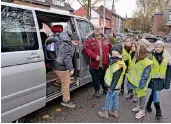  ?? NGZ-FOTO: LBER ?? Kinder der Grundschul­e Erftaue in Gustorf zeigten Eltern gestern Morgen rote und grüne Karten.