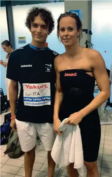  ??  ?? Insieme Marco Leoni, 16 anni, accanto al suo idolo Federica Pellegrini. Il ragazzo da anni vive in un paesino vicino al lago Balaton, in Ungheria