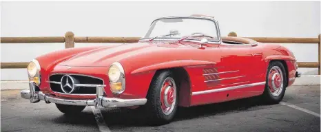  ?? FOTO: ROYCE RUMSEY/DAIMLER/DPA ?? Gestutzte Flügel: Der Mercedes 300 SL Roadster verzichtet unter anderem auf die berühmten Flügeltüre­n des Coupés.