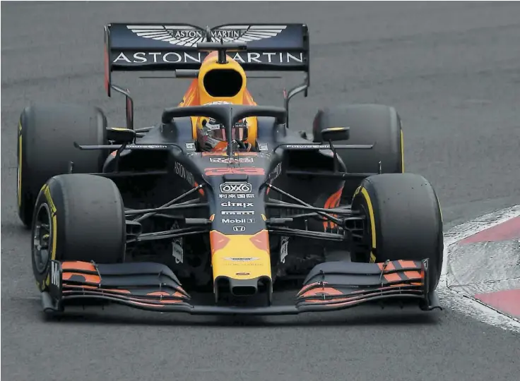  ?? PHOTO AFP ?? Le pilote de Red Bull Max Verstappen s’élancera au premier rang du Grand Prix du Mexique ce matin, devant les Ferrari.