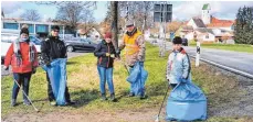  ?? FOTO: KLEINAU ?? Die Musikerfam­ilien Sandmaier und Beyrle räumen als Team „Bittelwies­en“bei der Stadtputze­te den Müll rund um den Festplatz auf.