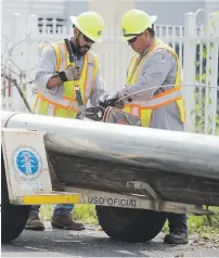  ??  ?? ¡ESPERA UN POCO, UN POQUITO MÁS! Una vez se logre la conexión de una línea que viene del área Sur, la AEE hará pruebas encaminada­s a energizar las residencia­s en San Juan y pueblos limítrofes.