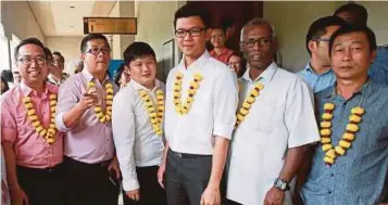  ?? PIC BY SAIRIEN NAFIS ?? Simpang Pulai assemblyma­n Tan Kar Hing (fourth from left) and Teja assemblyma­n Chang Lih Kang (left) and four other individual­s, at the magistrate’s court in Kuala Lumpur yesterday.