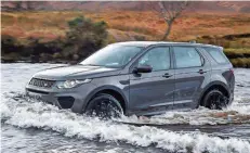  ??  ?? Im Gelände ist der Land Rover Discovery Sport eine Klasse für sich.