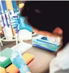  ??  ?? Sharada Saraf prepares samples for testing in La Jolla, Calif.