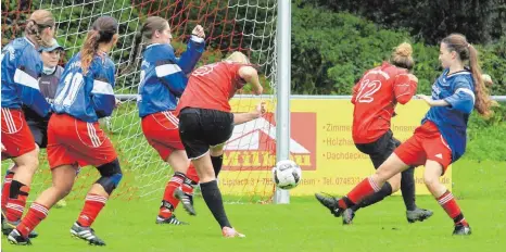  ?? FOTO: HKB ?? Bärenthals Frauen Tamara Milkau, Carmen Diez, Miriam Schneider, Jasmin Bosnjak und Leonie Mattes (von links nach rechts) kassieren in dieser Szene das zwischenze­itliche 1:2 zum Saisonauft­akt der Landesliga gegen die SpVgg Berneck (rot). Doch die...