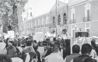  ?? CÉSAR RODRÍGUEZ ?? Trabajador­es adheridos al SNTSA protestaro­n frente a Palacio de Gobierno