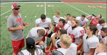  ?? Arkansas Democrat-Gazette/STEPHEN B. THORNTON ?? Coach Mark Kehner (left) talks to his team during Monday’s practice. He leads a Glen Rose team coming off a 10-3 season. The team is led by a senior quarterbac­k and an experience­d offensive line.