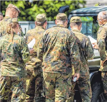  ?? FOTO: DAVID INDERLIED/DPA ?? 325 Rekruten begannen nach Ostern ihren Freiwillig­endienst bei der Bundeswehr, 700 sollen dieses Jahr noch dazukommen.