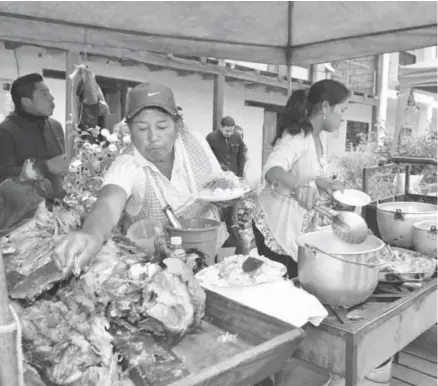  ??  ?? VARIEDAD. Uno de los platos que más adquieren las personas es el hornado.