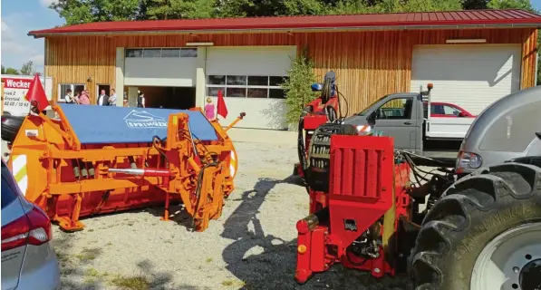  ?? Fotos: Brigitte Glas ?? Der neue Bauhof ist nun nach fünf Jahren fertig. Die Fahrzeuge der Gemeinde Steindorf finden nun endlich Platz in der Halle. Hinter dem Tor rechts befindet sich das Salzlager, das so gut angefüllt ist, dass das Streugut für die komplette Wintersais­on ausreicht.