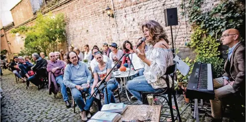  ??  ?? Beatrice Reszat hatte bei ihrer Lesung im Café und Bistro à Midi viele Zuhörer.