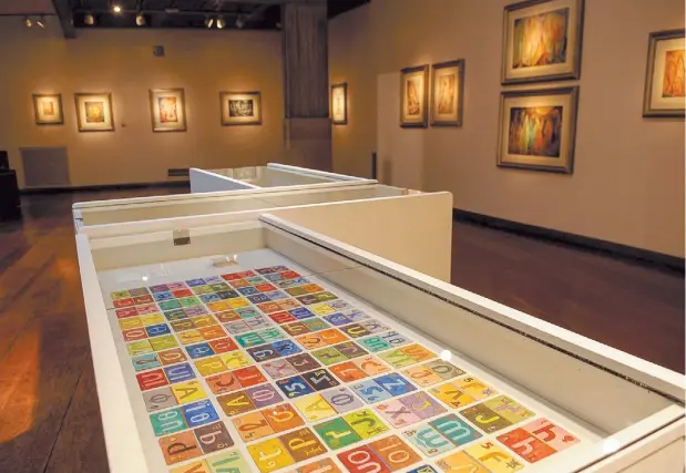  ?? NÉSTOR GARCÍA ?? Vista de sala del Museo Xul Solar. En primer plano, una vitrina que exhibe el “Juego de cartas de panlengua” que el artista creó aproximade­mente entre 1958 y 1960. Son 150 cartas hechas en acuarela sobre cartón, de 9 x 6 cm. cada una.