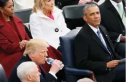  ?? © rtr ?? Trump maakt zich klaar voor de eed, Obama kijkt toe.