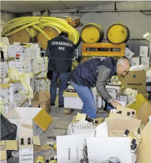  ?? BILD: SN/EUROPOL ?? Bei der Operation „Opson VI“wurde von den Ermittlern u. a. Rotwein entdeckt, den Panscher mit purem Alkohol versetzt hatten.