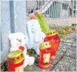  ?? FOTO: SEBASTIAN GOLLNOW/DPA ?? Kerzen, Blumen und Kuscheltie­re vor dem Eingang eines Spielplatz­es nahe der Rems.