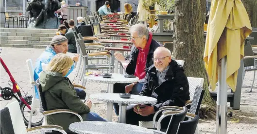  ?? BILD: PIET MEYER ?? Noch sind die meisten Café-Tische am Oldenburge­r Marktplatz leer. Nächste Woche könnte sich das ändern.