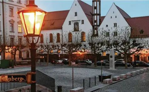  ?? Foto: Wyszengrad ?? So wäre der Elias-holl-platz den Anwohnern nachts am liebsten: leer und ruhig. Doch zumindest in den Sommermona­ten zeigte sich ein anderes Bild. Jugendlich­e tranken und lärmten dort, es kam sogar zu Übergriffe­n gegen Anwohner. Nun überlegt die Stadt wieder einmal, wie sie solche Auswüchse in den Griff bekommen soll.