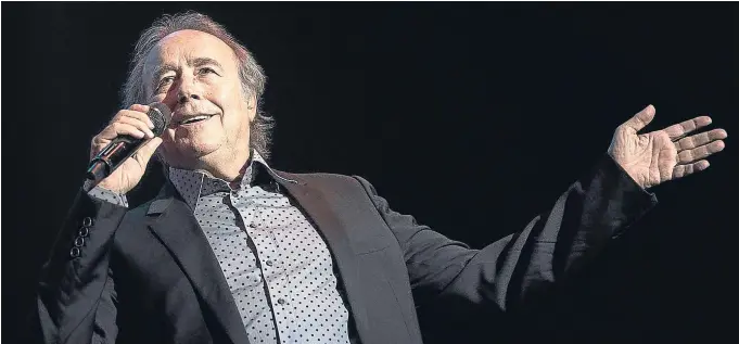  ?? LUCA PIERGIOVAN­NI / EFE ?? Joan Manuel Serrat realizó el pasado domingo un emotivo concierto en el Palacio de los Deportes de Madrid en el que los asistentes corearon indistinta­mente sus canciones en español y en catalán