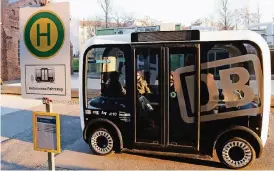  ?? FOTO: DPA ?? Ein Bus, der ohne Fahrer rollt: „Olli“befindet sich noch in der Test-Phase.