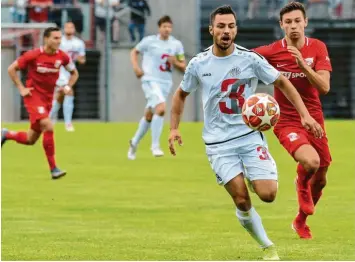  ?? Archivfoto: Thorsten Jordan ?? Janick Reitz (weißes Trikot) – hier im Spiel gegen Hankofen – ist Landsbergs bester Torschütze in der bisherigen Bayernliga­saison. Gegen den TSV Schwaben Augsburg wird er aber wieder nicht zum Aufgebot gehören.