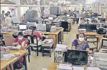  ?? ANI ?? Government employees at the state secretaria­t office in Tamil Nadu on Monday.