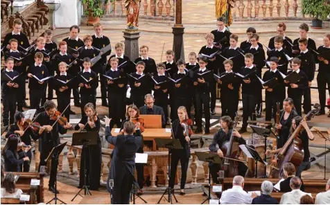  ?? Foto: Horst Hörger ?? Eine gute Verbindung: der Tölzer Knabenchor mit dem Frankfurte­r Barockorch­ester in der Roggenburg­er Klosterkir­che. Geleitet wurde das Konzert von Intendant Benno Schachtner (im Vordergrun­d).