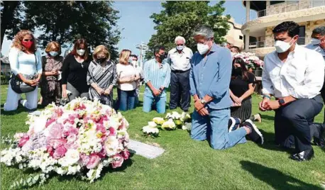  ??  ?? EN FAMILIA. El presidente electo Guillermo Lasso junto a su familia frente a la tumba de sus padres ayer lunes en un cementerio de Guayaquil.