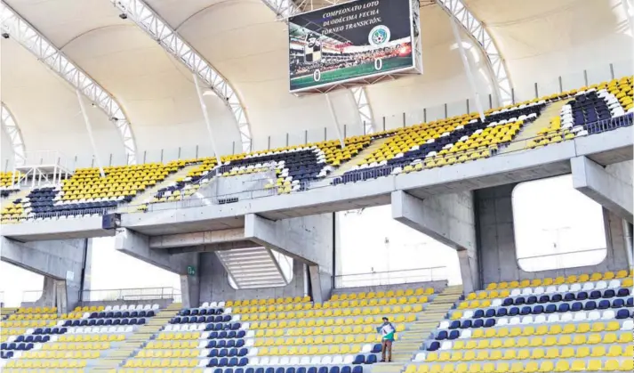  ??  ?? ► Imagen del solitario hincha alentando a Puerto Montt en el Estadio Sánchez Rumoroso.
