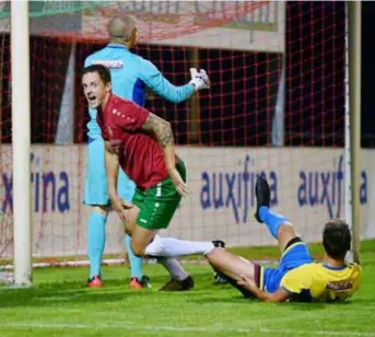  ?? FOTO KOEN FASSEUR ?? Bart Hendryckx scoorde de 2-0 (foto) en de 4-0 tegen Wuustwezel.