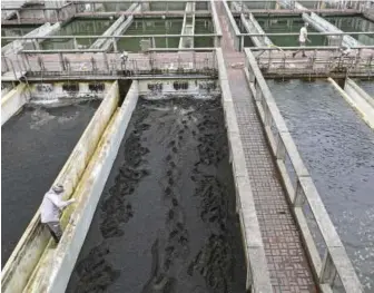  ?? FOTO MANUEL SALDARRIAG­A ?? En la planta de tratamient­o de Ayurá se suministra la mitad del agua potable del Valle de Aburrá.