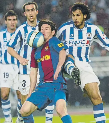  ?? FOTO: MANEL MONTILLA ?? Víctor López pugna por un balón con un joven Leo Messi