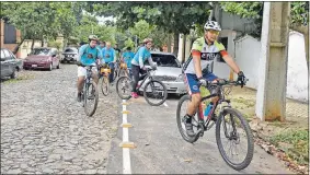  ??  ?? Los ciclistas tuvieron que esquivar varios obstáculos que encontraba­n a su paso por la vía habilitada para ellos, como los vehículos que estaban aparcados en el trayecto.