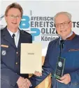  ?? Foto: Siegfried Oswald ?? Der Polizeidir­ektor Thomas Fichtner (links) bedankt sich bei Regierungs­rat Ernst Schama für 45 Jahre bei der BePo in Königsbrun­n.