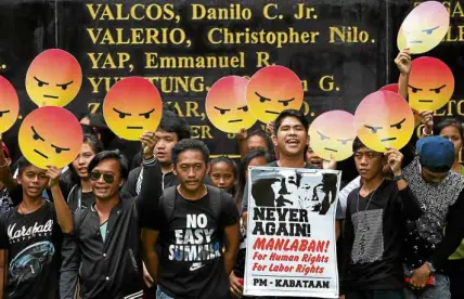  ?? —NIÑO JESUS ORBETA ?? ANGRYMILLE­NNIALS Young activists and survivors of Ferdinand Marcos’ martial rule display angry emoticons during the “Encounter between Millennial­s and Martial Law Survivors” at Bantayog ng mga Bayani to mark the 45th anniversar­y of the late dictator’s...