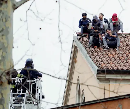  ?? (Ansa) ?? Sul tetto
La protesta dei carcerati di San Vittore che il 10 marzo scorso sono saliti sul tetto della struttura: la tensione negli istituti è cresciuta anche dopo le misure del governo