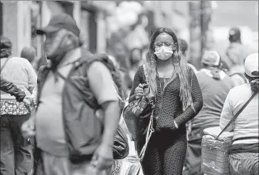  ?? Julio estrella/ el comercio ?? •
En la Lizardo Ruiz, de Cotocollao, existen aglomeraci­ones y mal uso de la mascarilla.