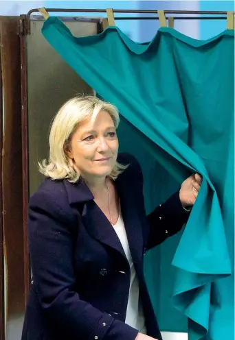  ??  ?? Obiettivi Marine Le Pen, 46 anni, leader del Front National, nella cabina elettorale. Il suo partito non ha raggiunto l’obiettivo minimo: probabilme­nte non arriverà a conquistar­e neanche un dipartimen­to. Ma i lepenisti continuano ad avanzare perché...