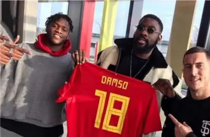  ?? FOTO RR ?? Rapper Damso kreeg al een Rode Duivelstru­itje uit handen van Michy Batshuayi en Eden Hazard.