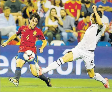  ?? FOTO: SIRVENT ?? Álvaro Odriozola intenta un centro con la selección absoluta española en el partido de clasificac­ión para el Mundial contra Albania